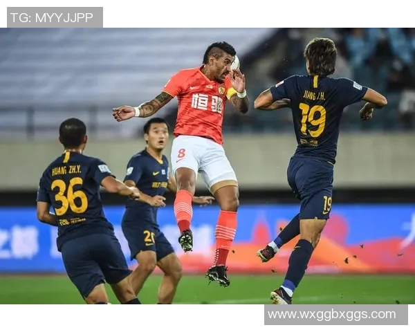 富力足球队奋勇争先展现团队精神力争新赛季佳绩